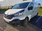 la camionnette blanche est garée devant un bâtiment dans un parking