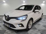 la voiture blanche est garée dans la pièce au sol en damier