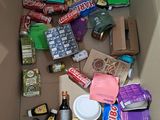 une boîte en carton remplie d'aliments et de boissons variés