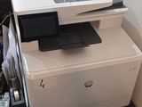 une imprimante posée sur une commode, à côté d'un miroir