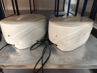 deux grille-pain posés sur une table en métal