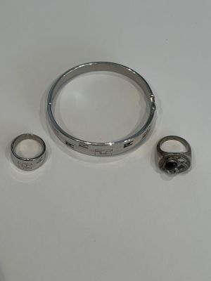 une photo montrant deux bagues posées sur une table