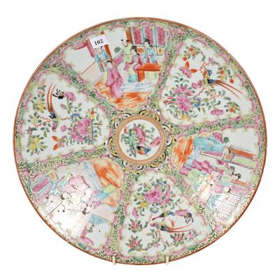 une assiette sur laquelle est représentée une femme