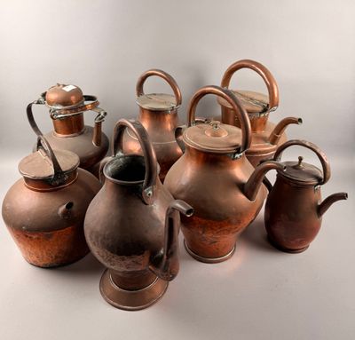 Série de cuivres dont sept très grandes verseuses.