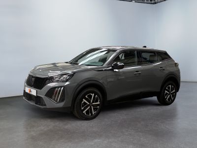 Un SUV gris est garé dans une grande pièce.