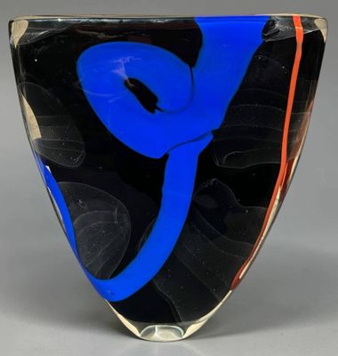 un vase en verre orné d'un motif bleu et rouge