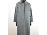 un manteau gris sur un mannequin, un mannequin, un mannequin, un mannequin, un mannequin, un mannequin, un mannequin, un mannequin, un mannequin