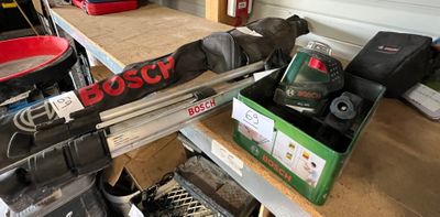 une photo d'un établi dans un garage avec des outils dessus