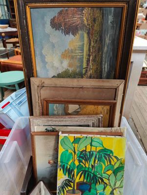 de nombreuses œuvres d'art encadrées et d'autres objets dans une boîte