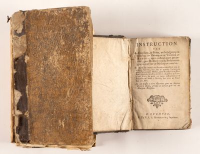 un vieux livre ouvert, dévoilant une page de texte sur un fond blanc
