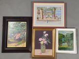 quatre tableaux encadrés accrochés au mur, au-dessus d'un vase de fleurs