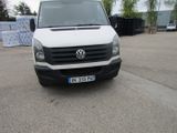 une camionnette blanche garée dans un parking