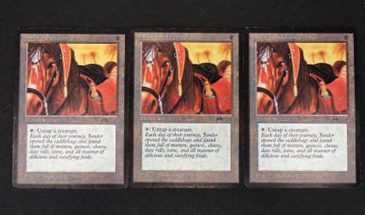 trois cartes d'un jeu de cartes sur lesquelles figure l'image d'un homme à cheval