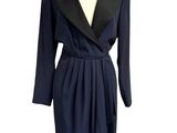 La robe est bleue et noire, avec un col à revers noir