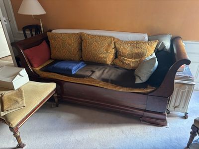 une photo d'un salon avec un canapé et un fauteuil