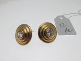 deux paires de boucles d'oreilles en or et diamants sur fond blanc