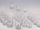 un grand nombre de verres posés sur une table
