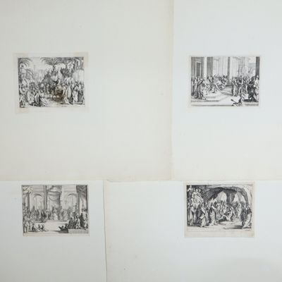 quatre photos différentes de personnes accrochées au mur d'une pièce