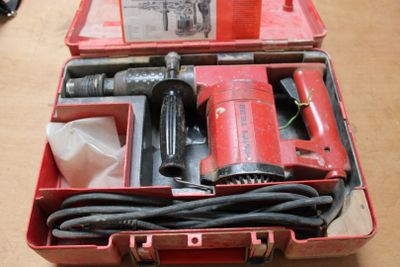 une caisse à outils rouge avec des outils sur une table