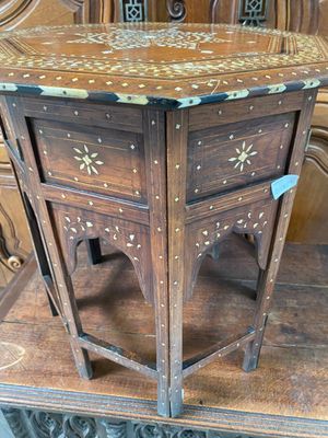 une petite table en bois surmontée d'un tiroir