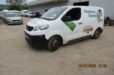 une camionnette garée devant un bâtiment