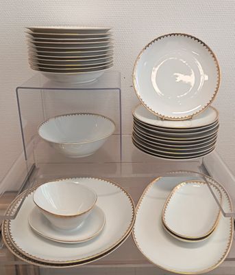 plusieurs assiettes et bols exposés dans une vitrine