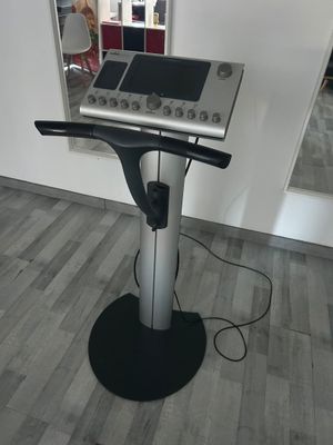 une photo d'un ordinateur portable posé sur un support dans une pièce