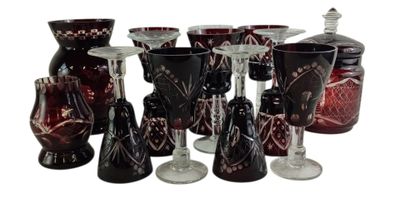 de nombreux vases en verre et verres à vin de différentes couleurs sur la table