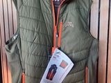 Le gilet est vert et comporte des bordures orange.
