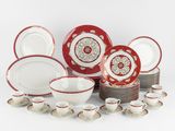 vaisselle en porcelaine rouge et blanche, ornée d'un motif rouge et blanc