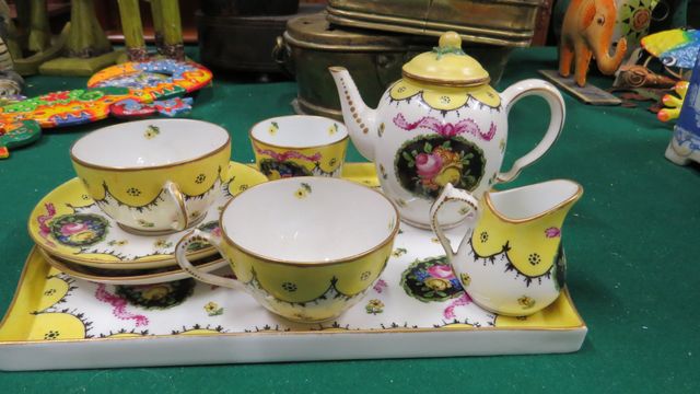 Sèvre : tête à tête en porcelaine à décor de bouquet fleuri et de...