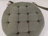 le coussin d'assise est en tissu épais et se ferme à l'aide d'une fermeture à glissière