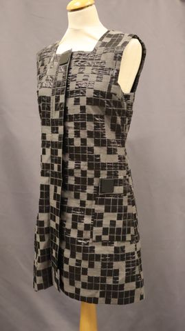 Nathalie CHAIZE – Robe à carreaux noir et gris. Taille : 40