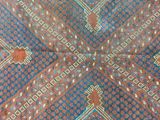 un vieux tapis orné d'un motif bleu et rouge