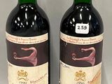 deux bouteilles de vin rouge posées l'une à côté de l'autre sur une table