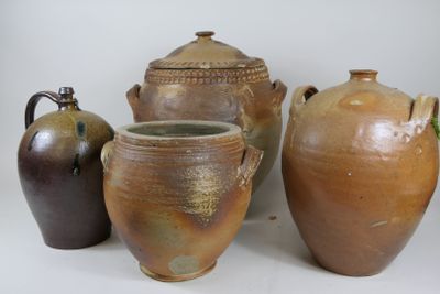 trois vases posés l'un à côté de l'autre sur une table