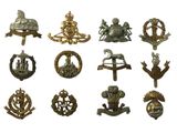 Plusieurs types d'insignes militaires sont représentés sur un fond blanc