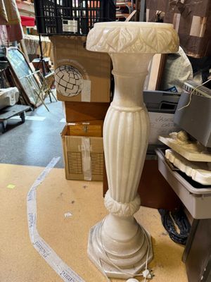 Colonne éclairante en albâtre, le fut en balustre cannelé,