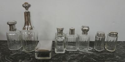 beaucoup de bouteilles en verre et de salières sur le comptoir