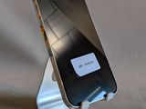 un téléphone portable posé sur un support