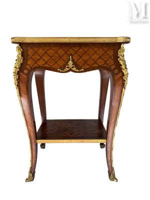 une image représentant une petite table surmontée d'une étagère