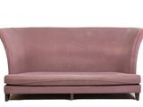 le canapé rose est posé sur une surface blanche