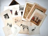 certains dessins et photos sont exposés sur la table