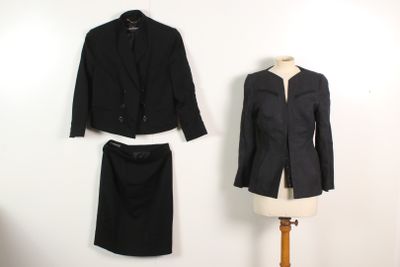 un tailleur noir et une jupe posés sur un présentoir à mannequin