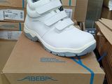 une paire de chaussures qui se trouve sur le dessus d'une boîte