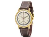 gros plan d'une montre sur fond blanc avec un bracelet marron