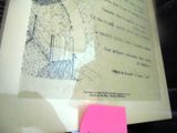 une photo d'un livre sur lequel est collé un autocollant rose