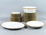 beaucoup d'assiettes et de bols sur la table