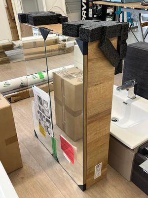 un lavabo et un miroir au milieu d'une pièce