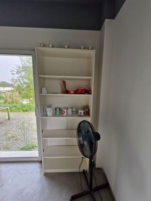 Etagère en mélaminé blanc à sept niveaux sans son contenu.